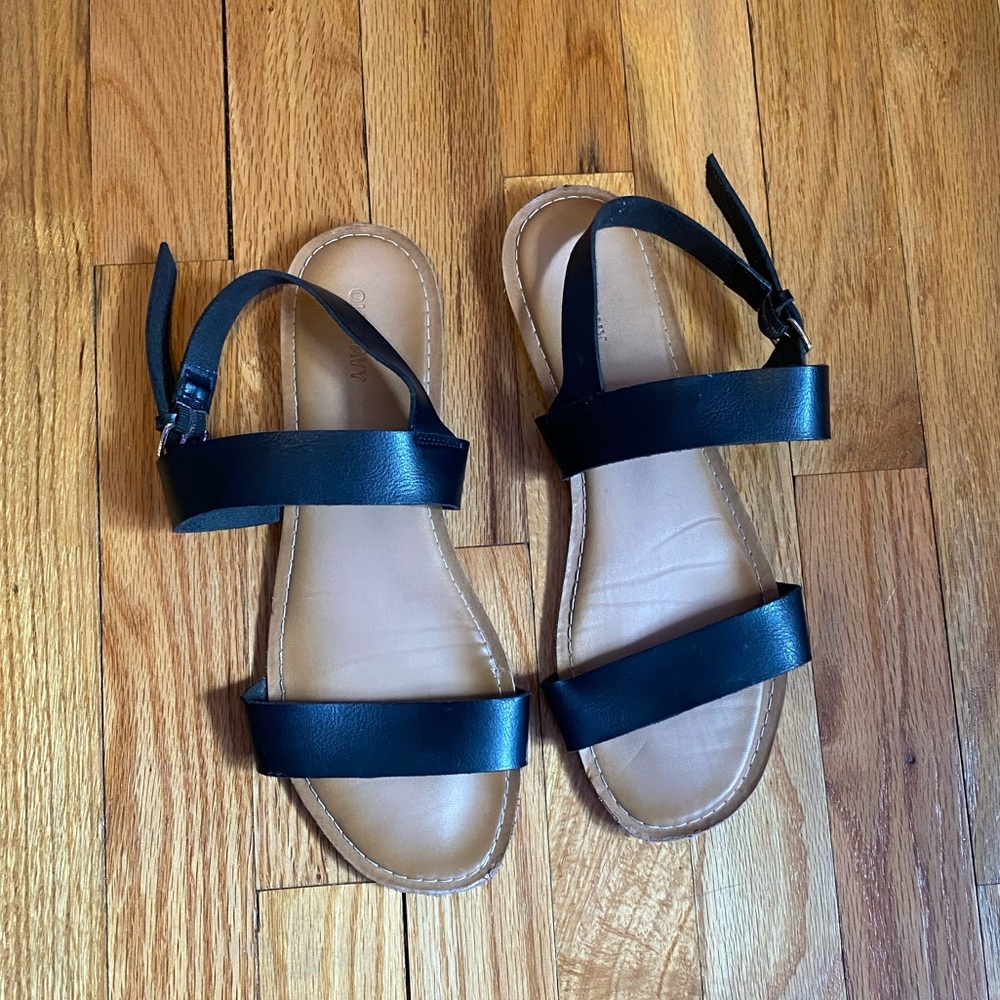 Old Navy Black Strapped Sandals
